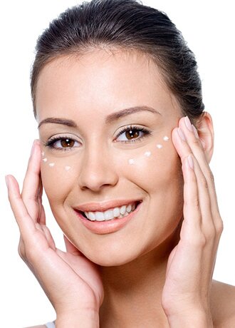 Applying the best natural eye cream